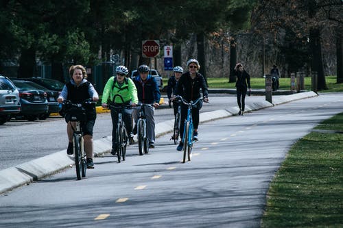 五人骑自行车 · 免费素材图片