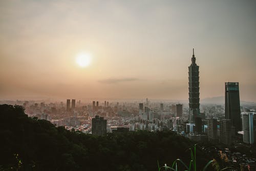 帝国大厦在夜间 · 免费素材图片