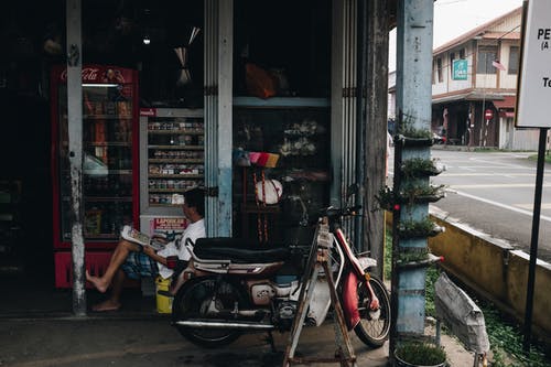 棕色和红色的地下摩托车 · 免费素材图片