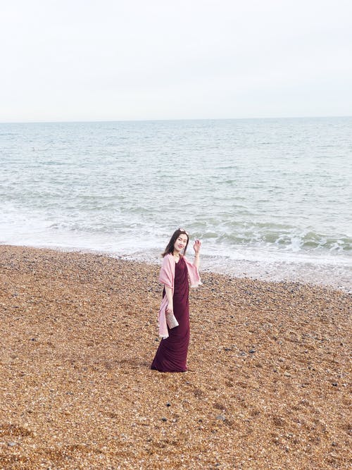 女人在海边穿栗色长裙 · 免费素材图片