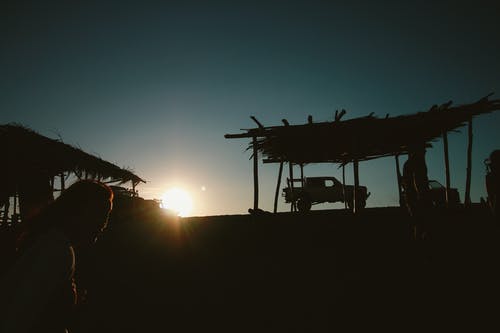 小屋附近的皮卡车的剪影 · 免费素材图片