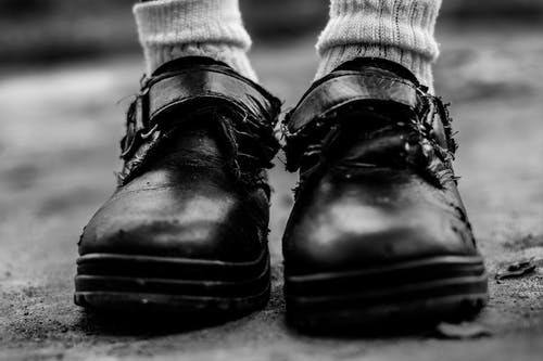 黑色皮革圈状鞋带的灰度照片 · 免费素材图片