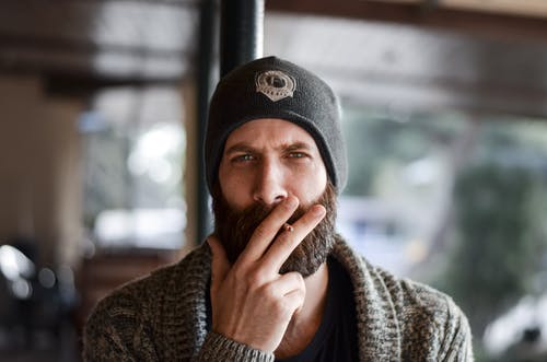 男子吸烟香烟棒 · 免费素材图片