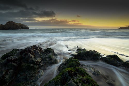 黄金时段在海边岩石 · 免费素材图片