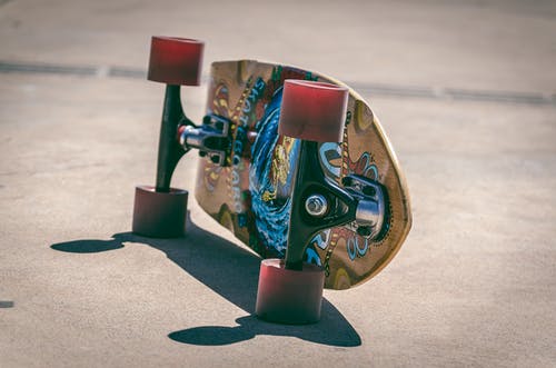 棕色和蓝色滑板的浅焦点摄影 · 免费素材图片