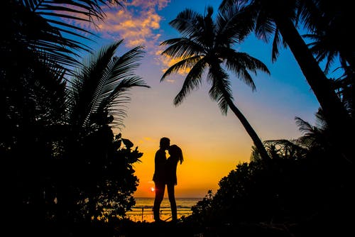 男人和女人接吻的剪影 · 免费素材图片