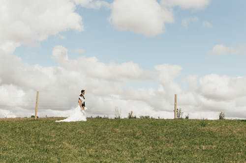 夫妇在婚礼上穿衣服，穿着上开放的fiele · 免费素材图片