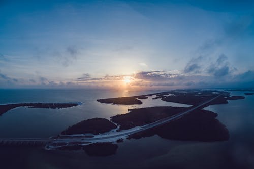 日落时岛的航拍 · 免费素材图片