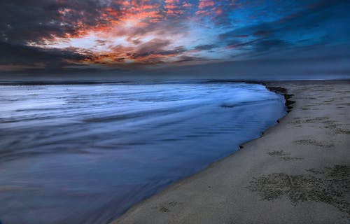 蓝天摄影下的海滨 · 免费素材图片