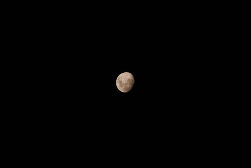 夜晚的月亮摄影 · 免费素材图片
