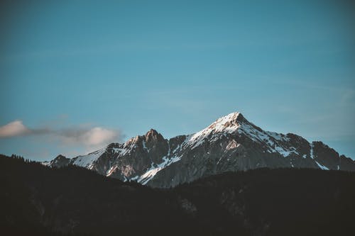 晴朗的天空下的雪山 · 免费素材图片