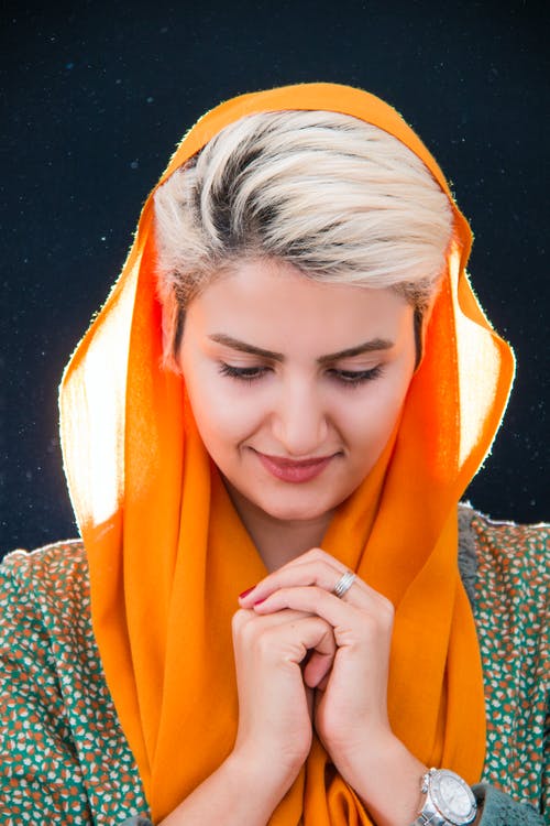 女人穿着橙色头巾头饰 · 免费素材图片