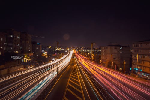 建筑物旁边道路的延时摄影 · 免费素材图片