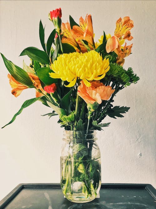 黄菊花，橙色秘鲁百合和康乃馨插花 · 免费素材图片