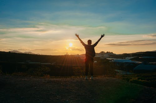 男子举起双手的摄影 · 免费素材图片