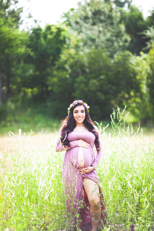孕妇在草地上的摄影 · 免费素材图片