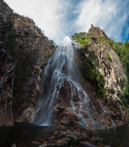 瀑布的低角度摄影 · 免费素材图片