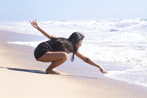 海边的女人 · 免费素材图片