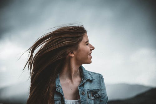 面对右侧的女人的肖像摄影 · 免费素材图片