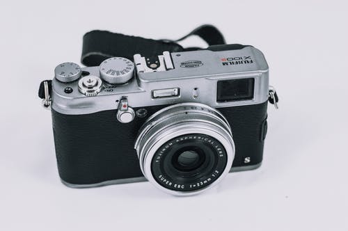 黑色和灰色fujifilm相机 · 免费素材图片
