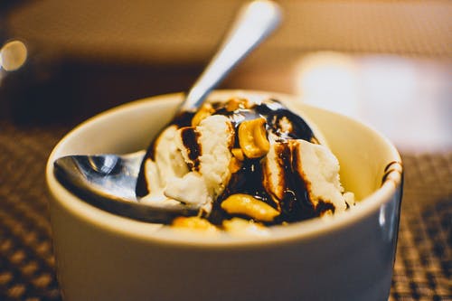 碗巧克力冰淇淋用勺子 · 免费素材图片
