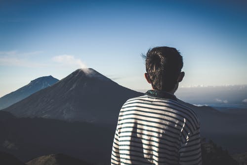 男人穿着条纹的衬衫，看着火山 · 免费素材图片