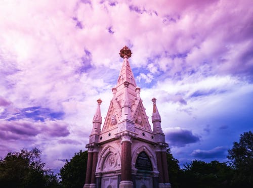 白色和棕色神庙的低角度摄影 · 免费素材图片