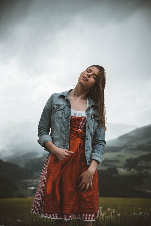 摆在照片的红色和白色礼服的妇女 · 免费素材图片