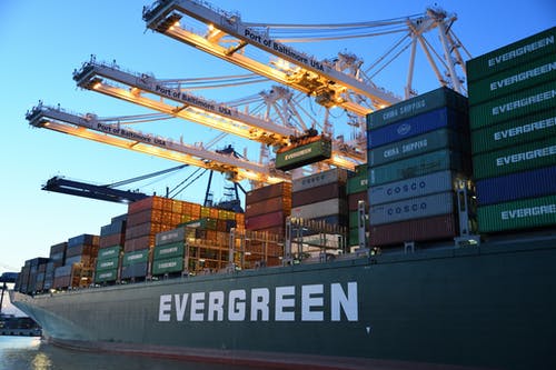 绿色和灰色常绿货船 · 免费素材图片