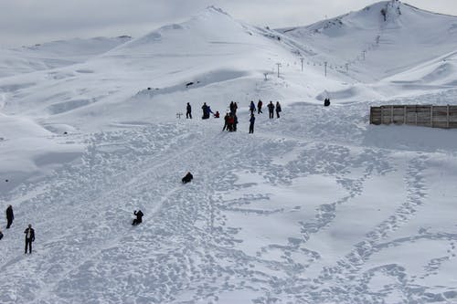 在雪地上行走的人 · 免费素材图片