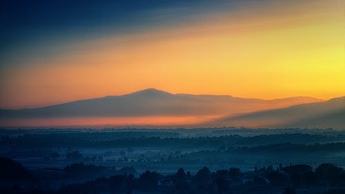 黎明时分山的鸟瞰图 · 免费素材图片