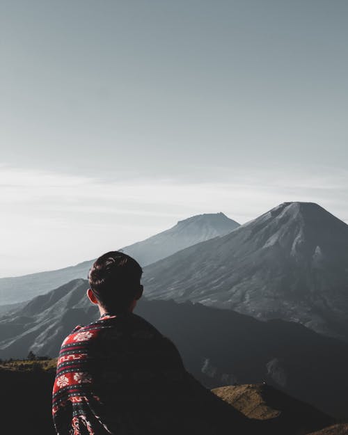 在山顶上的人的照片 · 免费素材图片