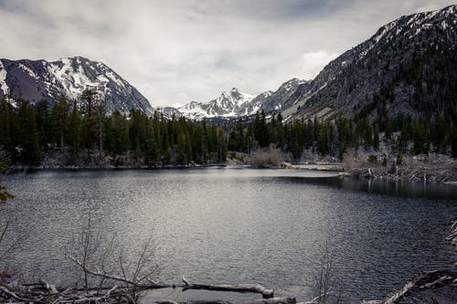 四面环山的水域 · 免费素材图片