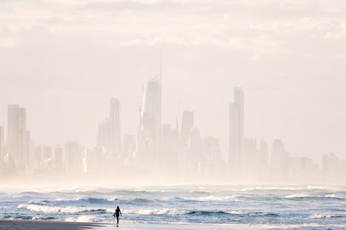 站在海边的人 · 免费素材图片