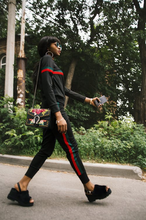 女人穿着黑色gucci运动服 · 免费素材图片