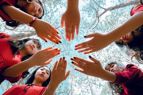 女孩展示他们的手的照片 · 免费素材图片