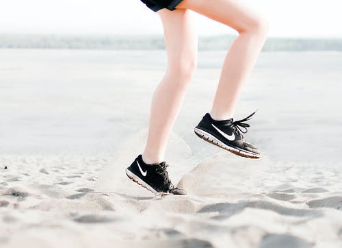 女人穿着一双黑色耐克跑步鞋的照片 · 免费素材图片