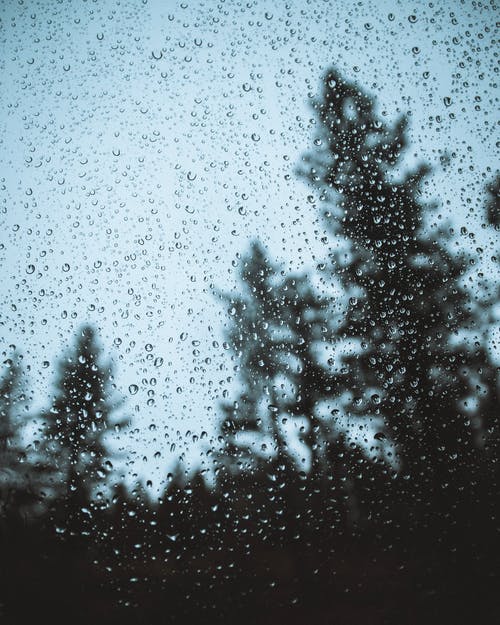 玻璃上的雨滴 · 免费素材图片