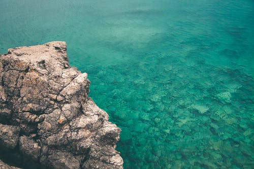 山附近的水域 · 免费素材图片