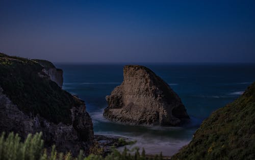 水体中部的岩层 · 免费素材图片