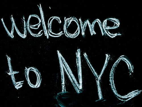 欢迎来到纽约文字覆盖的黑色背景 · 免费素材图片