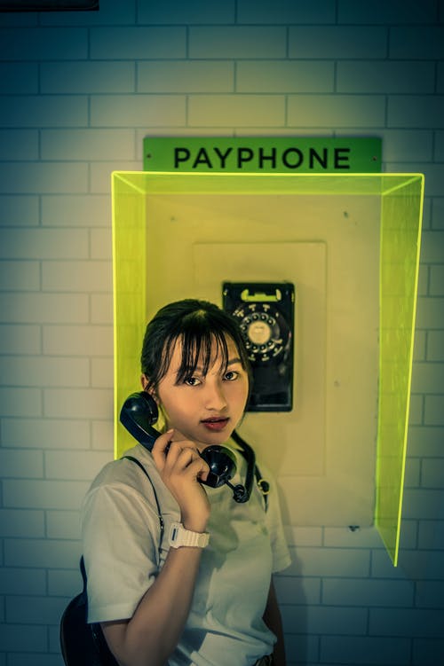 公用电话的女人 · 免费素材图片