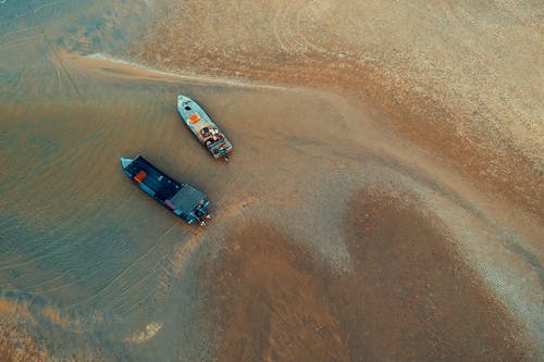 岸边水面上的两条船的鸟瞰图 · 免费素材图片