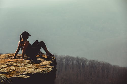 女人对岩层的浅焦点摄影 · 免费素材图片