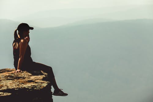 女人坐在悬崖上 · 免费素材图片