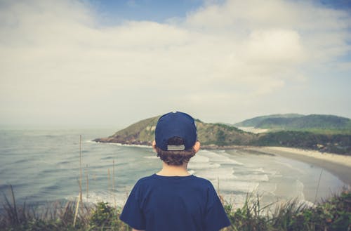 站在悬崖附近的男孩 · 免费素材图片