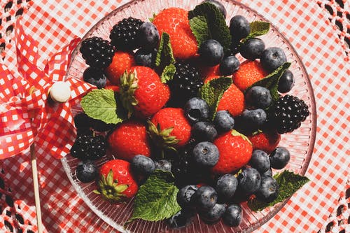 草莓和蓝莓在玻璃碗上 · 免费素材图片