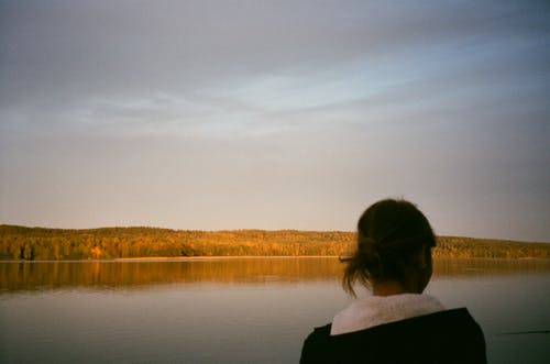 面对水的女人 · 免费素材图片