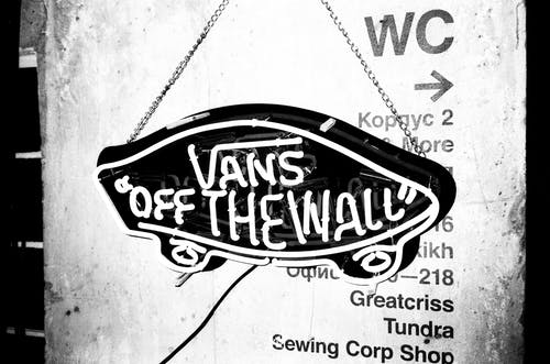 黑白vans挂墙装饰 · 免费素材图片