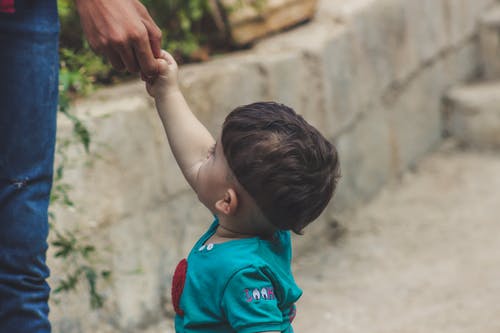 婴儿牵着人的手的摄影 · 免费素材图片